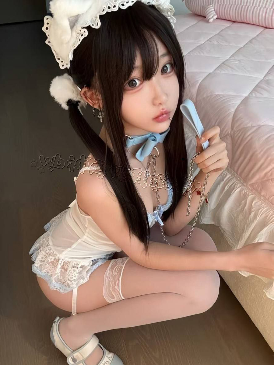 极品美足性感女仆小脚丫真的太嫩了粉嫩白虎美穴超紧 举起来把她操到高潮