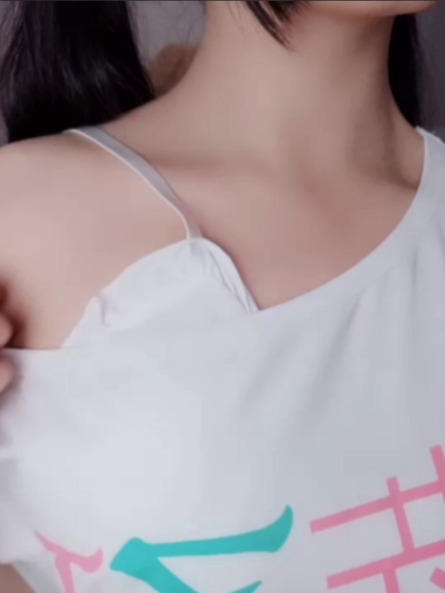 极品反差萝莉学生妹，身材一流，白虎小穴粉嫩逼雪白的娇躯感觉都能掐出水来，小巧玲珑的奶子上两大片粉色乳晕，看着就想让人上去吸一口！