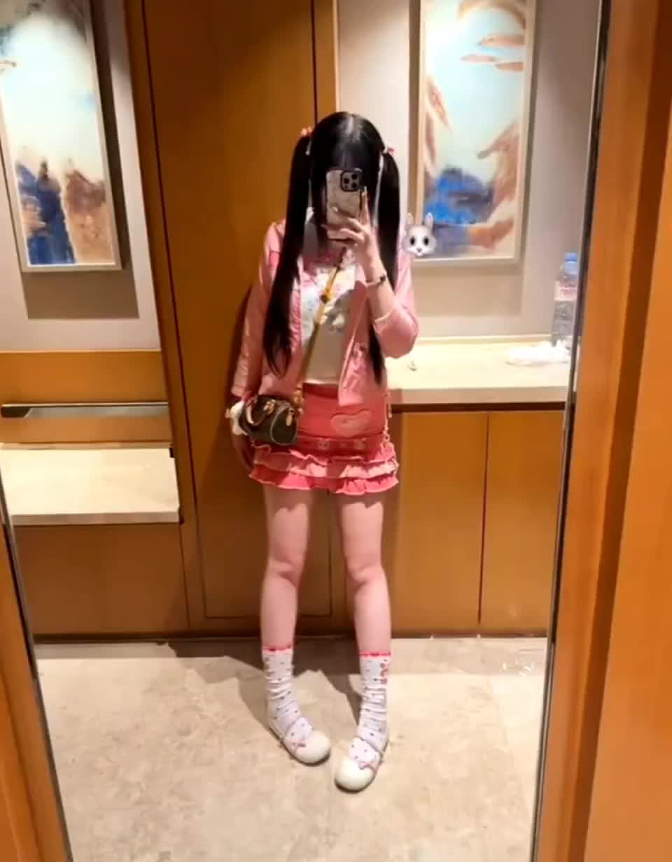 双马尾小萝莉也是极品美鲍啊，这白丝搭配这脚，真是太涩了